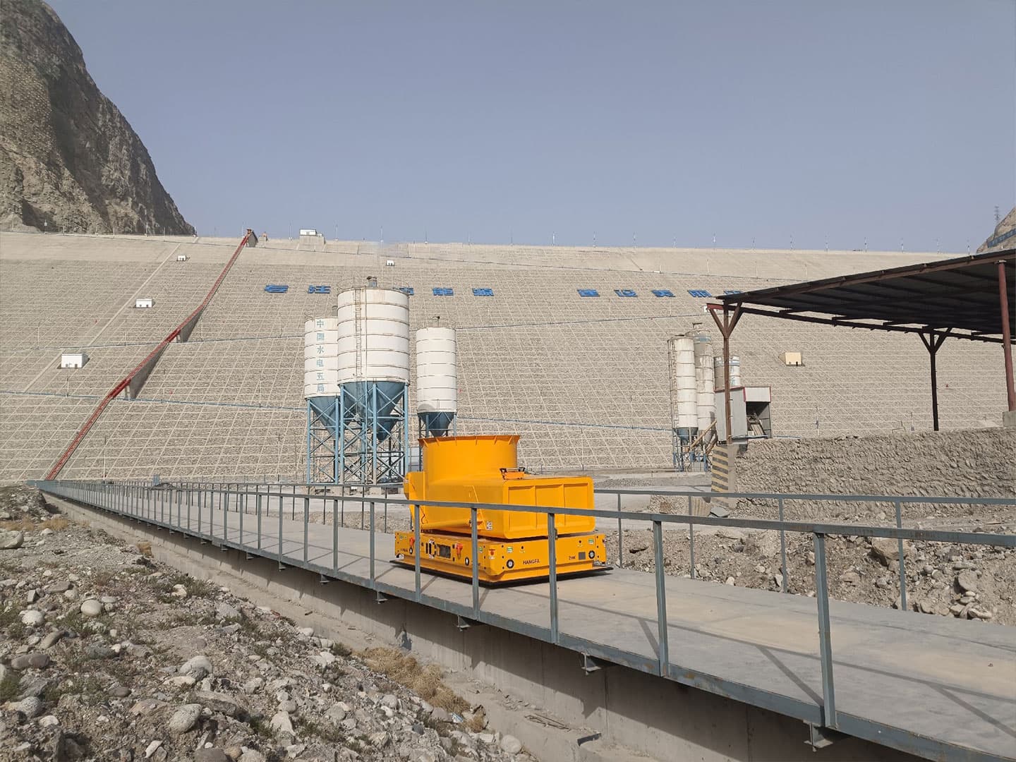 Application of a 5-ton heavy-duty AGV for fish transportation in fish collection buckets-1