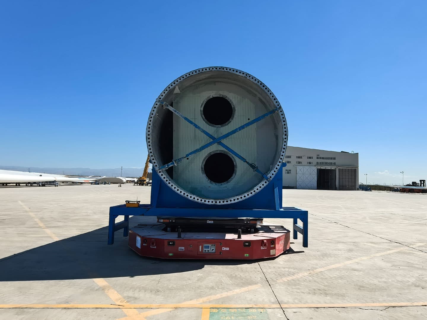 Application of 60t dual vehicle linked wind turbine blade transfer vehicle for blade transfer-1