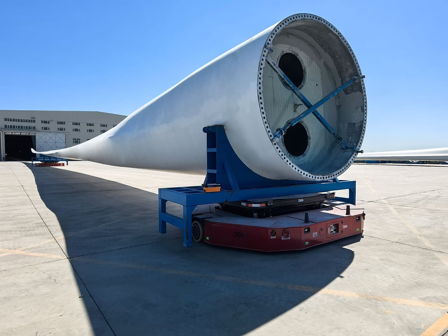 Application of 60t dual vehicle linked wind turbine blade transfer vehicle for blade transfer-2