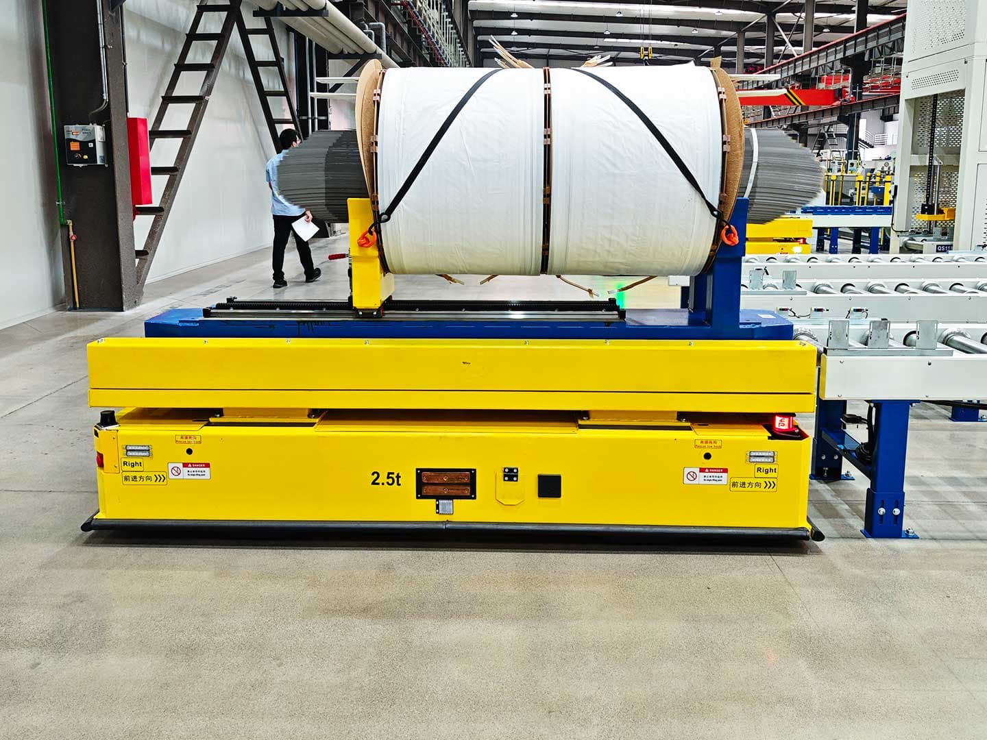 Application of 2.5t AGV for Transporting Multiple Types of Components-4