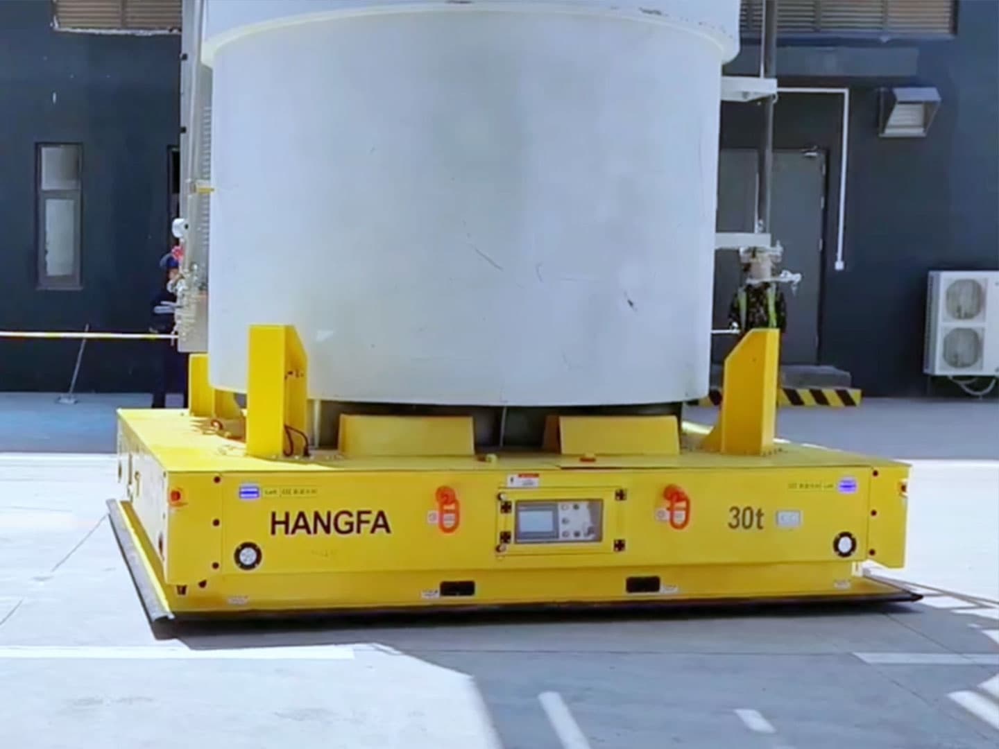 Application of 30tAGV bag lifting transport vehicle for cross workshop round-trip transportation in-1