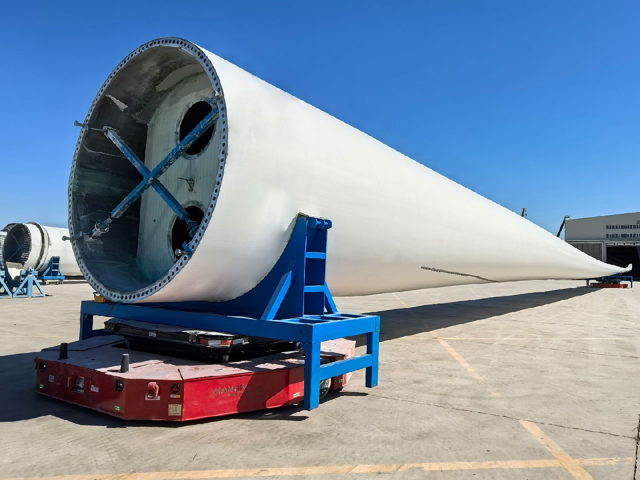 Application of 60t dual vehicle linked wind turbine blade transfer vehicle for blade transfer