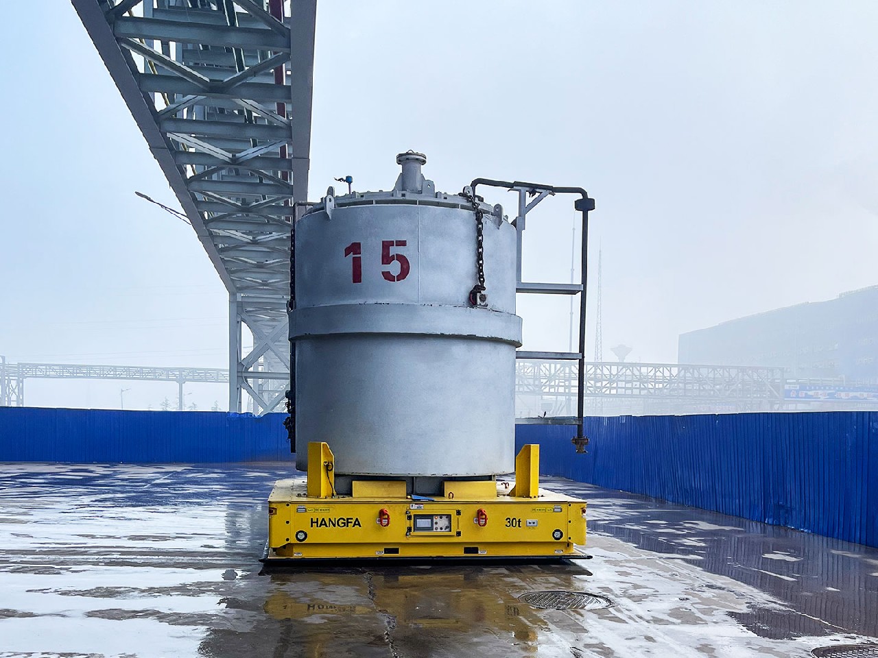 Application of 30tAGV bag lifting transport vehicle for cross workshop round-trip transportation in